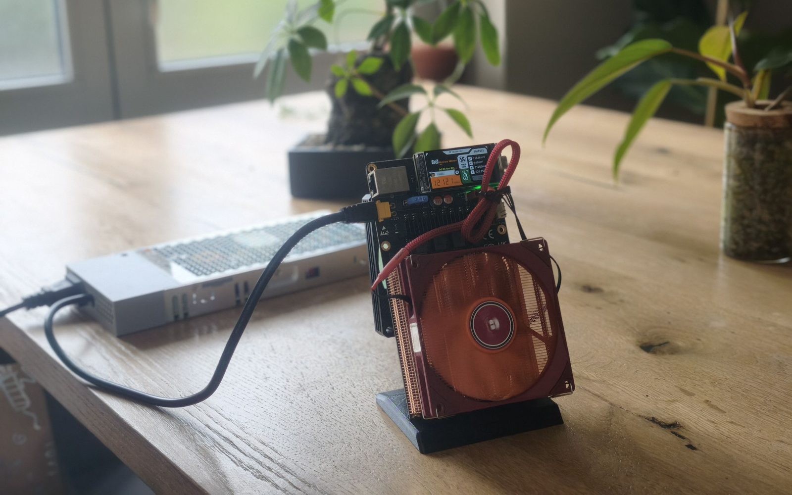 Imagem do artigo para: Minerar bitcoin em casa em 2026: o que um miner de 12 TH/s rende realmente